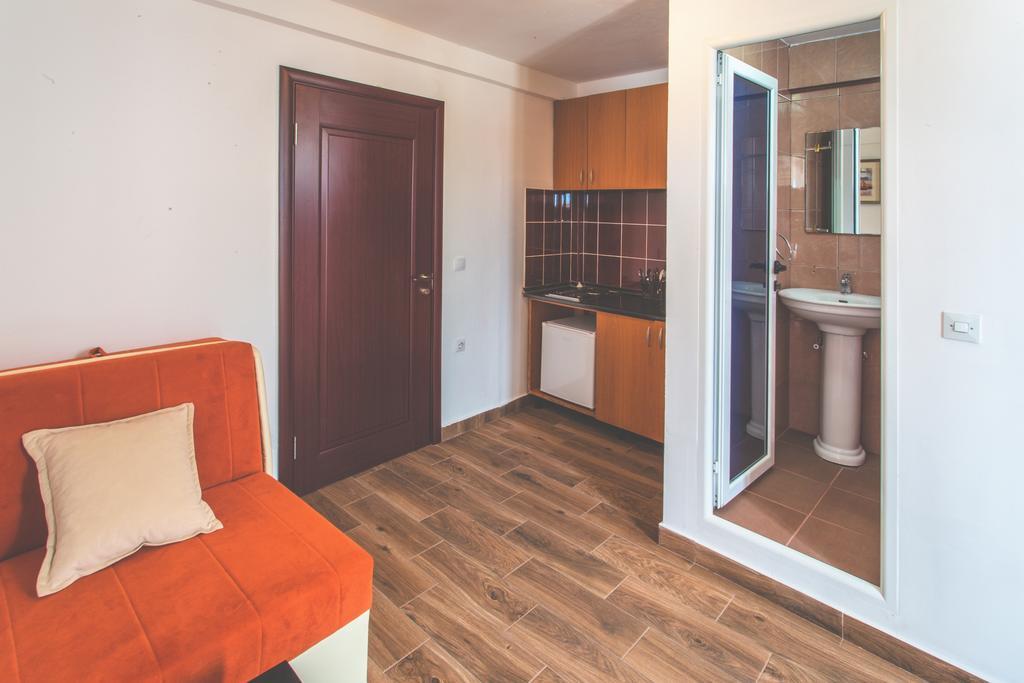 David Apartments And Rooms Dobra Voda Bagian luar foto