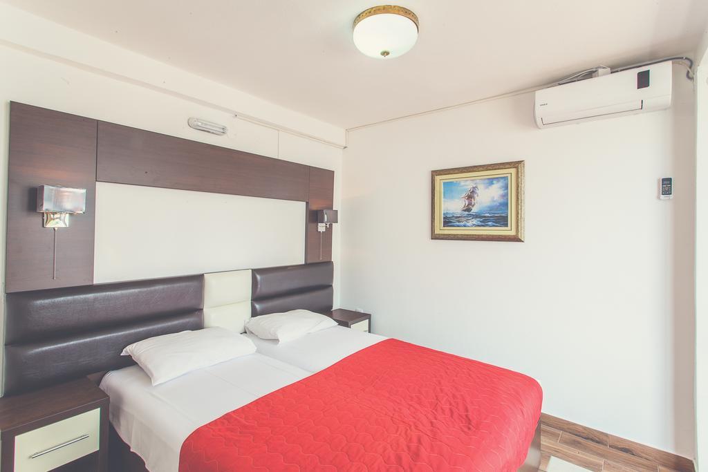 David Apartments And Rooms Dobra Voda Bagian luar foto