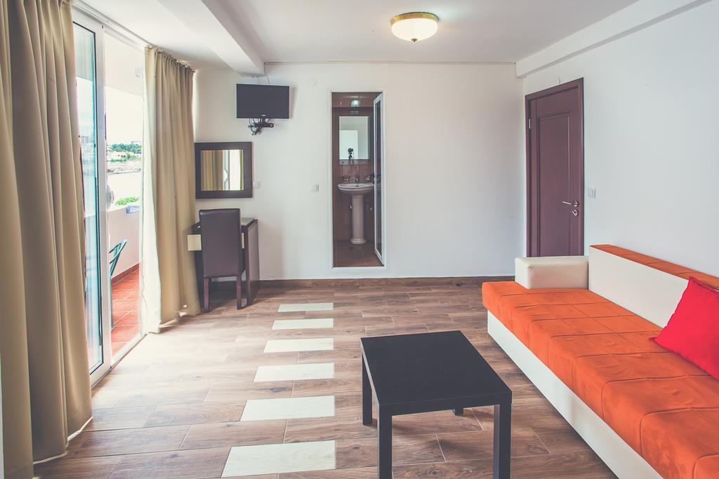 David Apartments And Rooms Dobra Voda Bagian luar foto